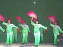 曲阳县党城村舞蹈队出彩扇子手绢舞《二人转转歌》演绎东北地方戏特色搞笑二